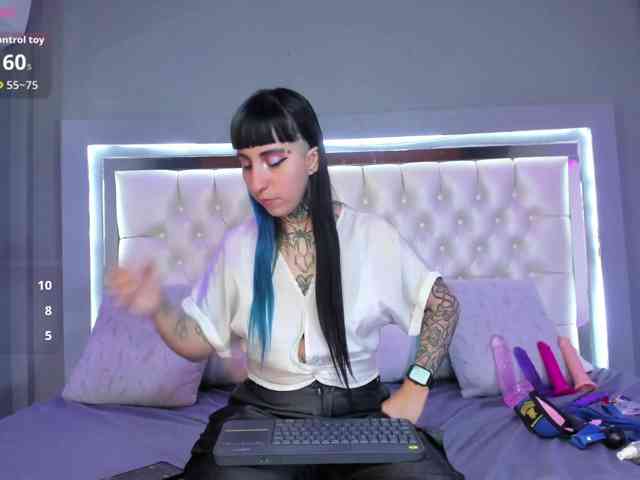 Izzy-Moon webcam