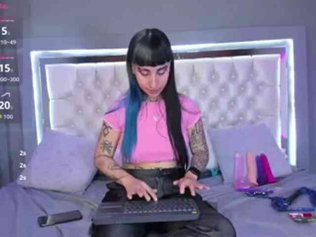 Izzy-Moon webcam