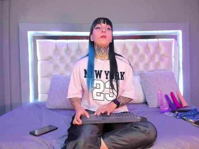 Izzy-Moon webcam
