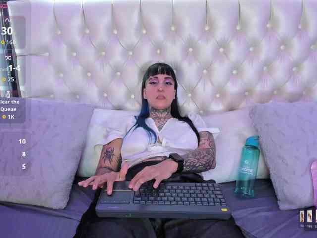 Izzy-Moon webcam