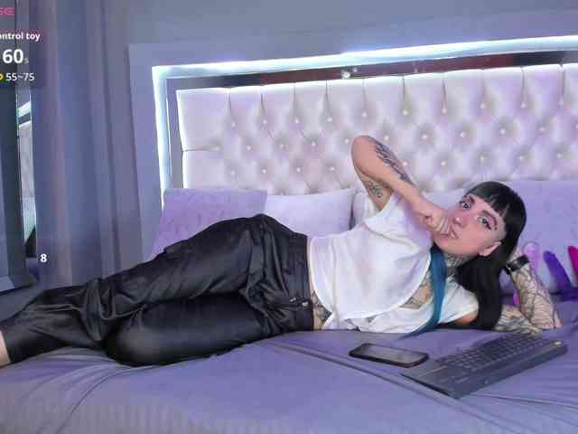 Izzy-Moon webcam