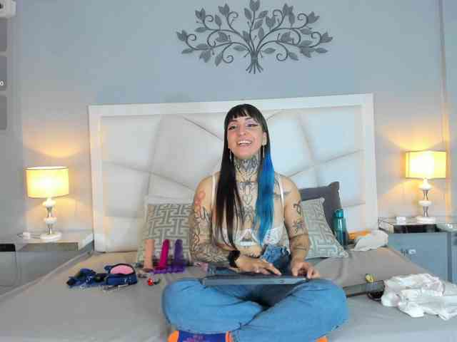 Izzy-Moon webcam