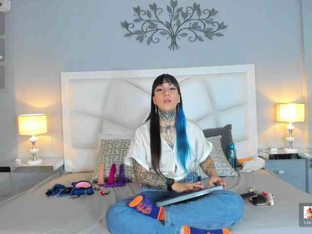 Izzy-Moon webcam