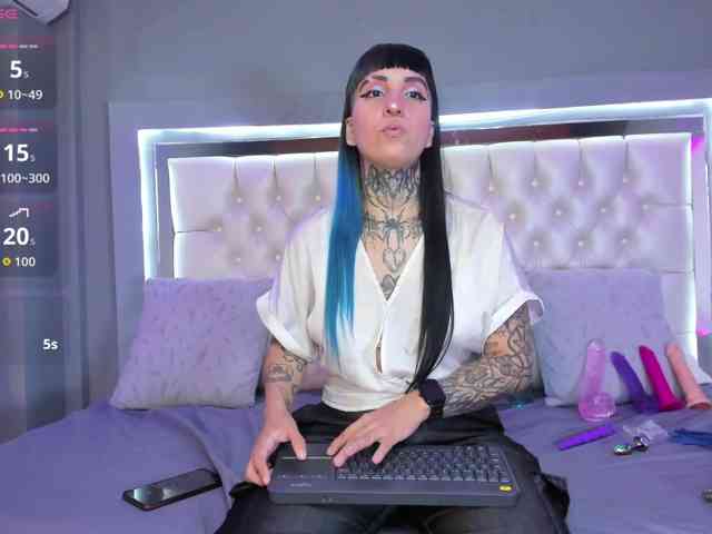Izzy-Moon webcam