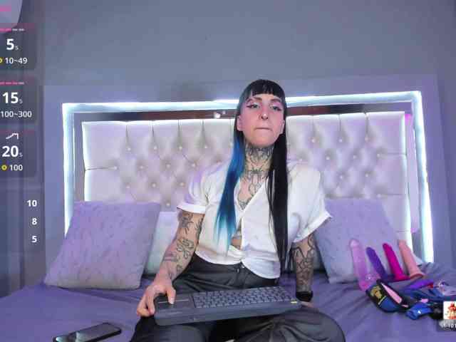 Izzy-Moon webcam