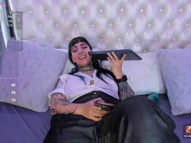 Izzy-Moon webcam