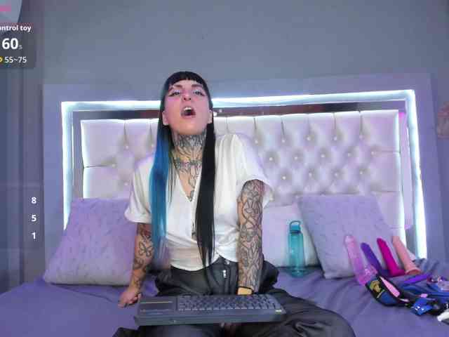Izzy-Moon webcam