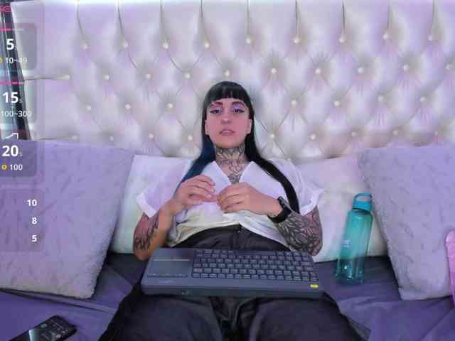 Izzy-Moon webcam