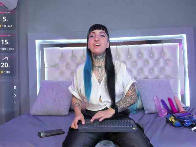 Izzy-Moon webcam