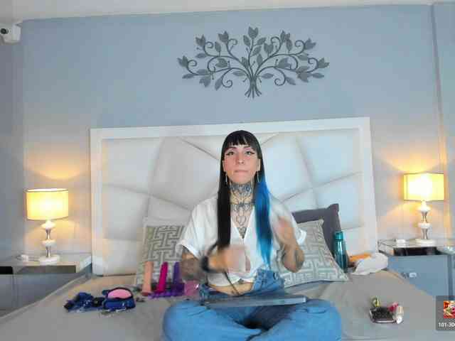 Izzy-Moon webcam