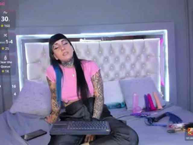 Izzy-Moon webcam