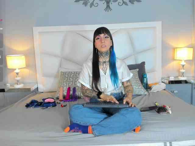 Izzy-Moon webcam