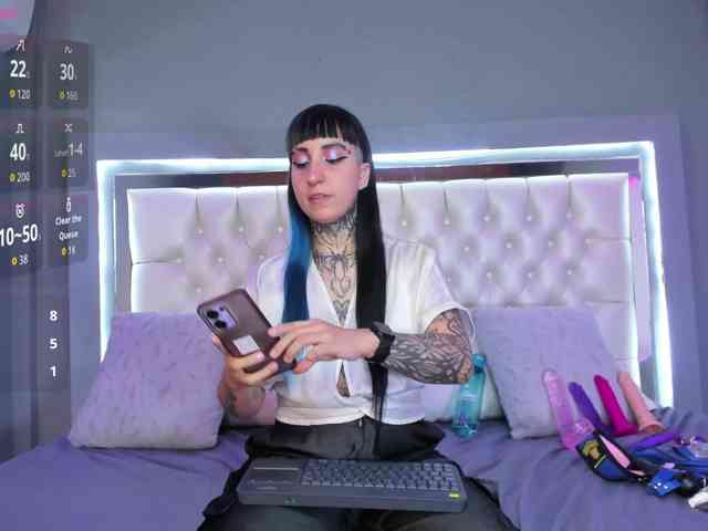 Izzy-Moon webcam