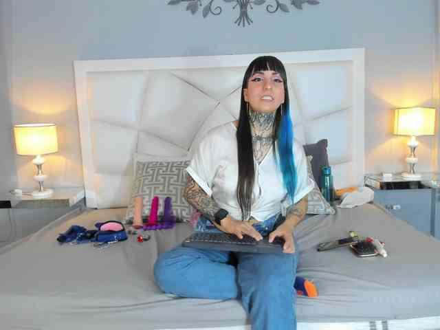 Izzy-Moon webcam