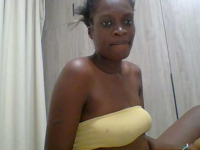 Petiteivyy live cam on BongaCams
