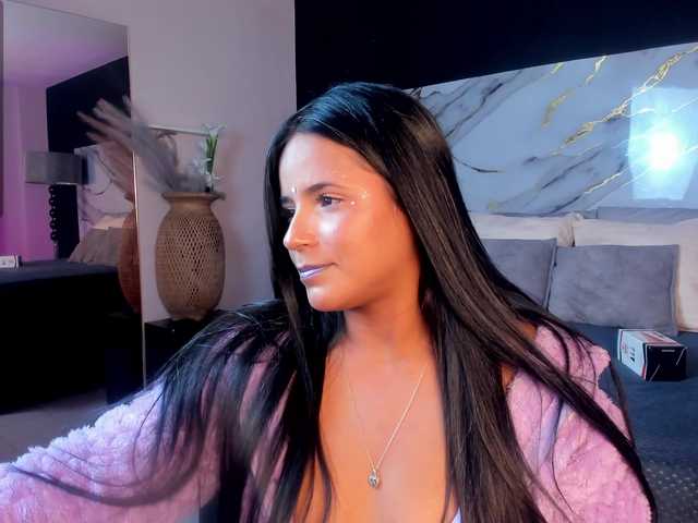 Mellodie-cute live cam on BongaCams