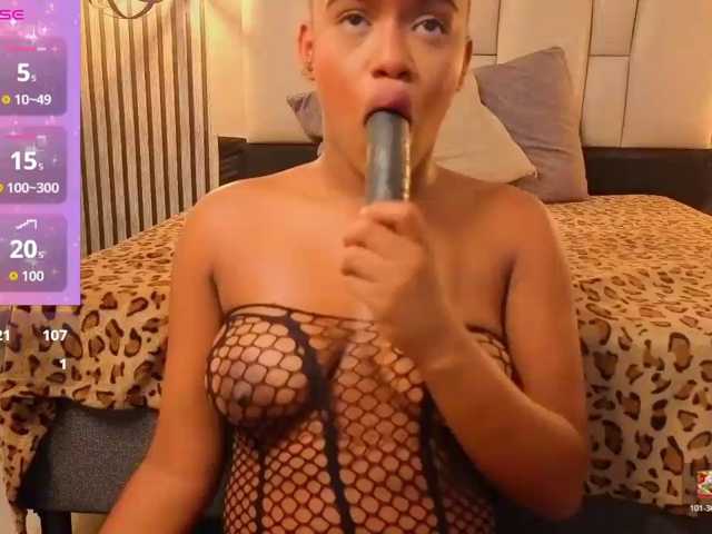 karolwarrior live cam on BongaCams