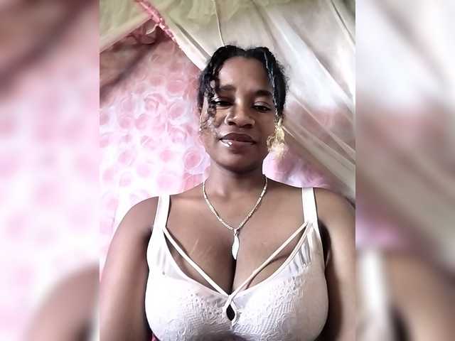 Mayrah07 live cam on BongaCams