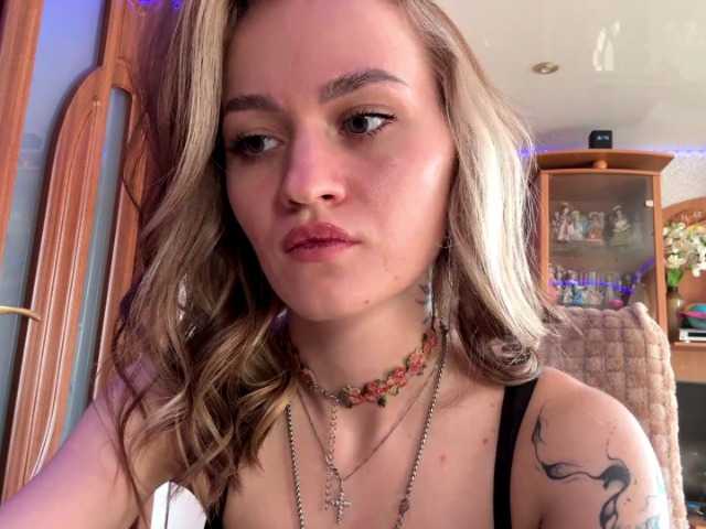 LanoraPomar live cam on BongaCams
