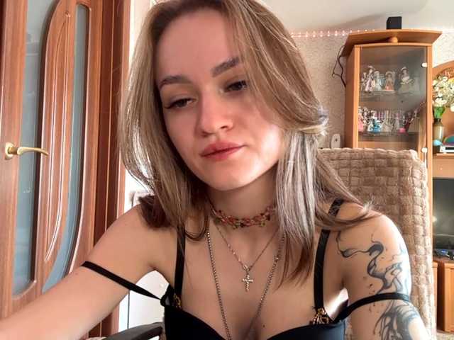 LanoraPomar live cam on BongaCams