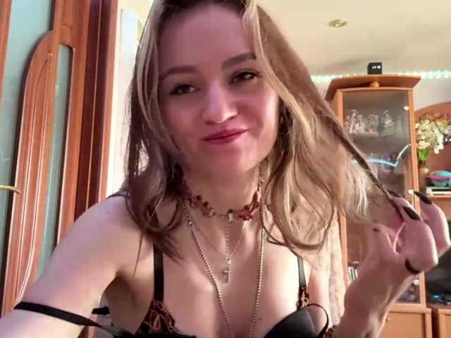 LanoraPomar live cam on BongaCams