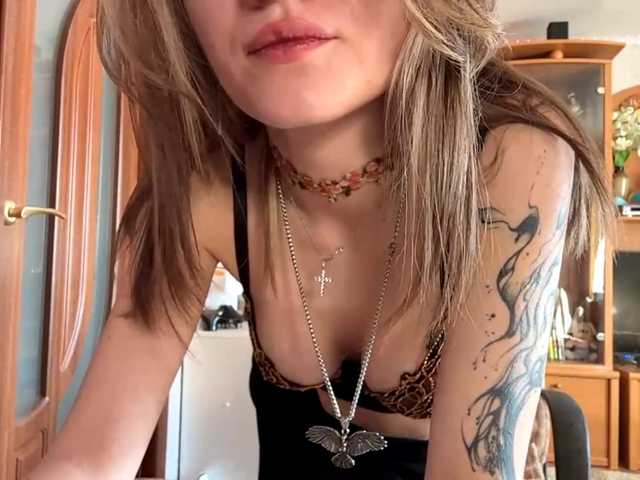 LanoraPomar live cam on BongaCams