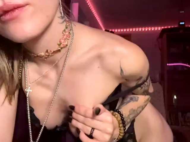 LanoraPomar live cam on BongaCams