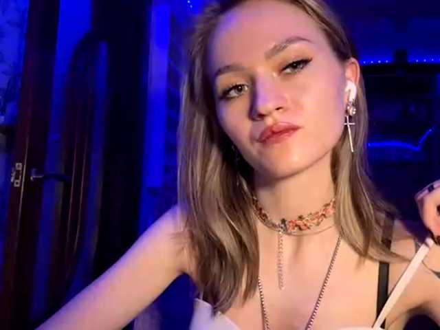 LanoraPomar live cam on BongaCams
