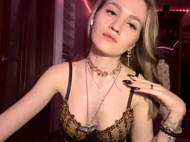 LanoraPomar live cam on BongaCams