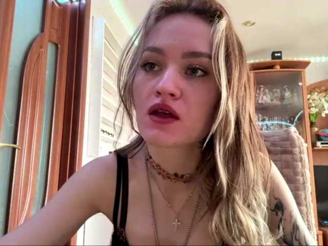 LanoraPomar live cam on BongaCams