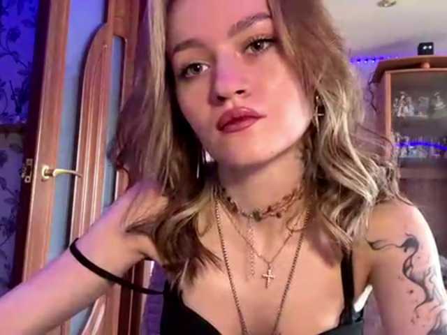 LanoraPomar live cam on BongaCams