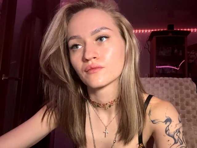 LanoraPomar live cam on BongaCams