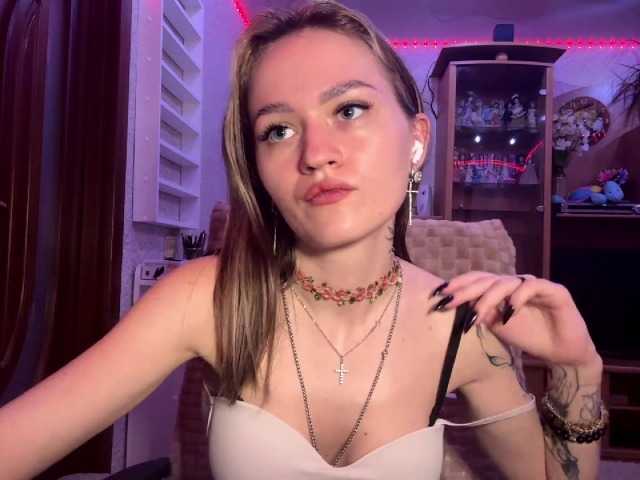 LanoraPomar live cam on BongaCams