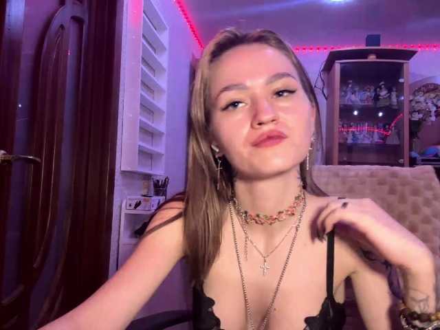 LanoraPomar live cam on BongaCams