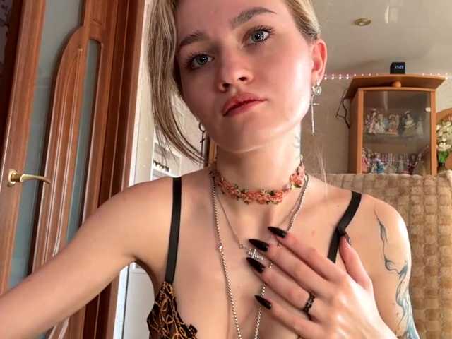 LanoraPomar live cam on BongaCams