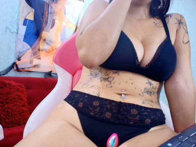 Redmoon-T18 live cam on BongaCams