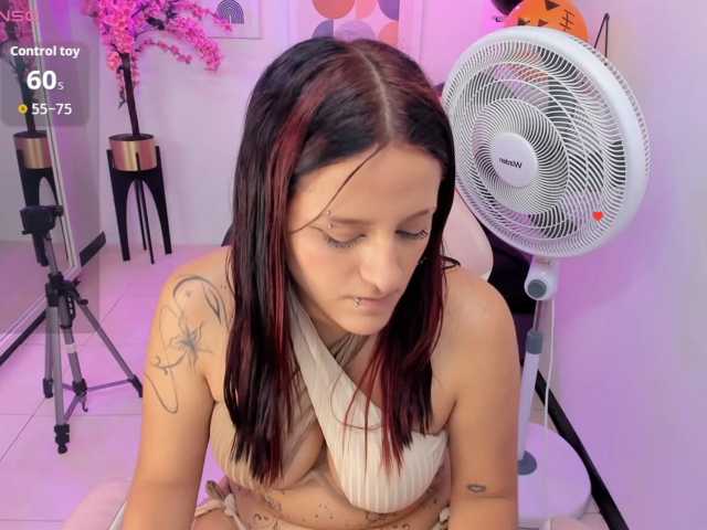 Redmoon-T18 live cam on BongaCams