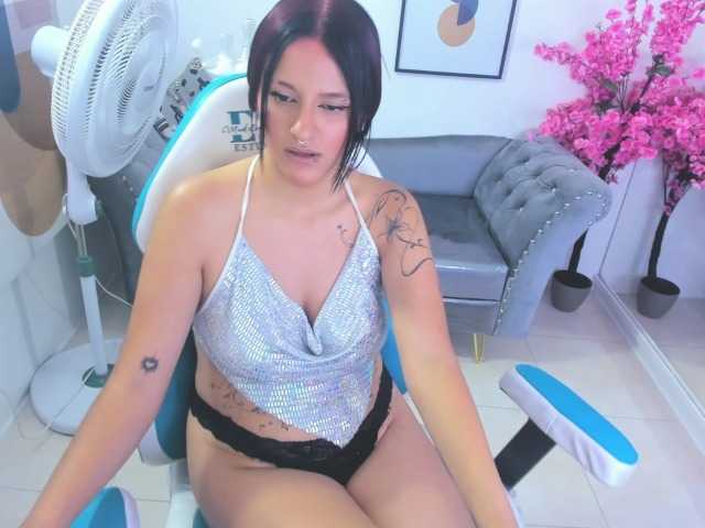 Redmoon-T18 live cam on BongaCams