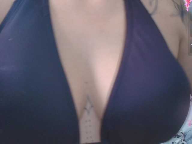 Redmoon-T18 live cam on BongaCams