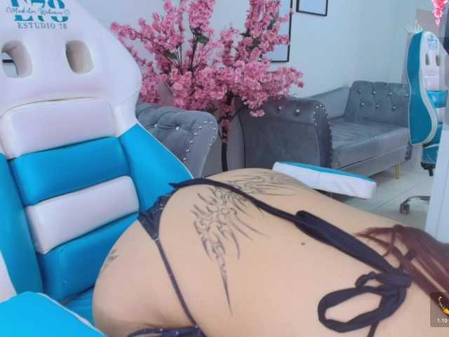 Redmoon-T18 live cam on BongaCams