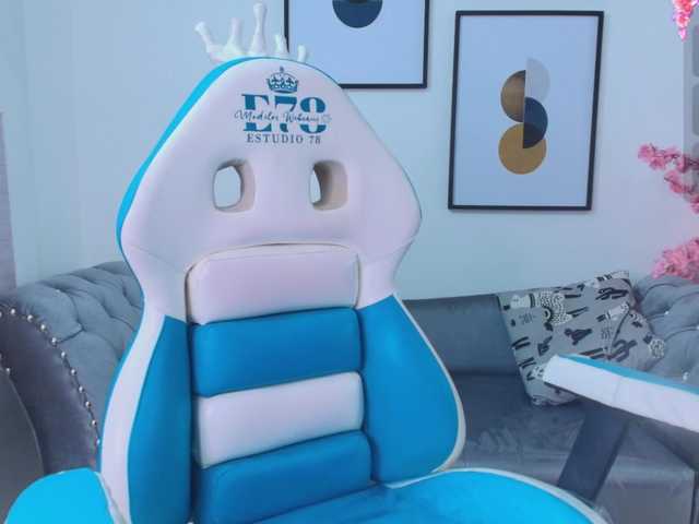 Redmoon-T18 live cam on BongaCams