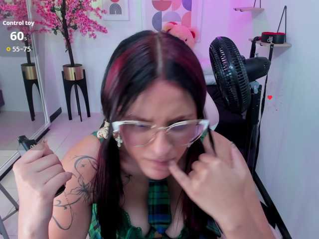 Redmoon-T18 live cam on BongaCams