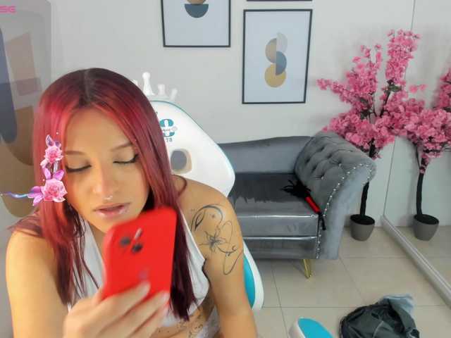 Redmoon-T18 live cam on BongaCams