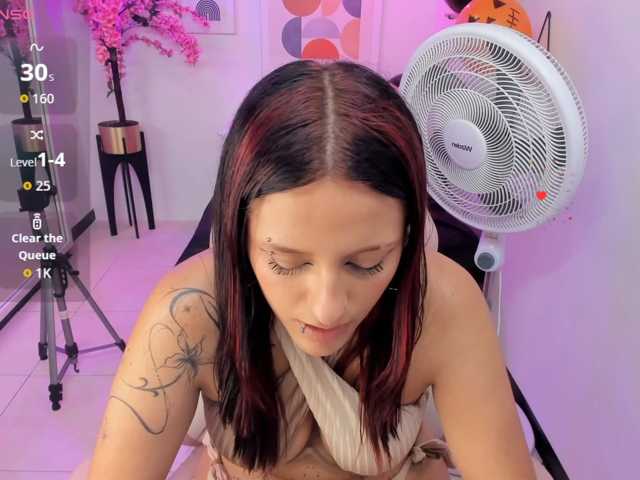 Redmoon-T18 live cam on BongaCams