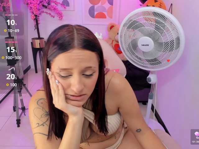 Redmoon-T18 live cam on BongaCams