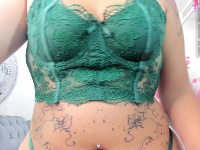 Redmoon-T18 live cam on BongaCams