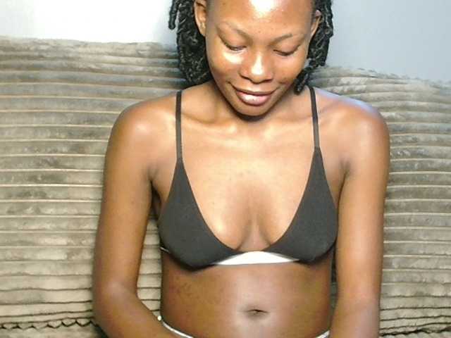 Pretty2000 live cam preview