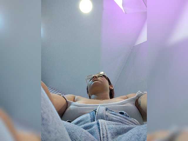 AprilJune live cam on BongaCams