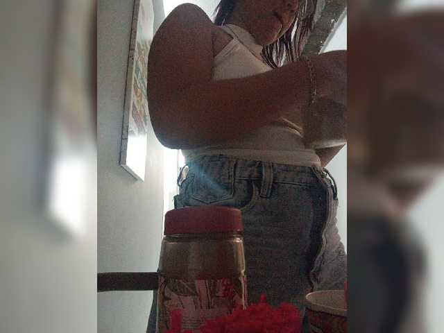 AprilJune live cam preview