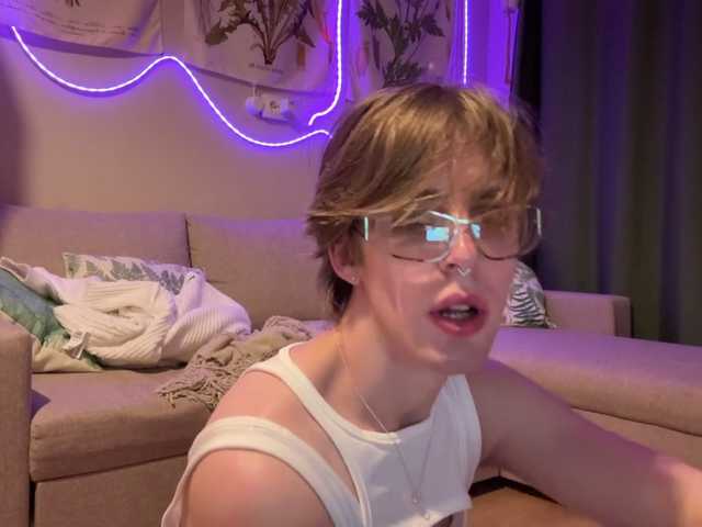 YourMoonflower live cam preview